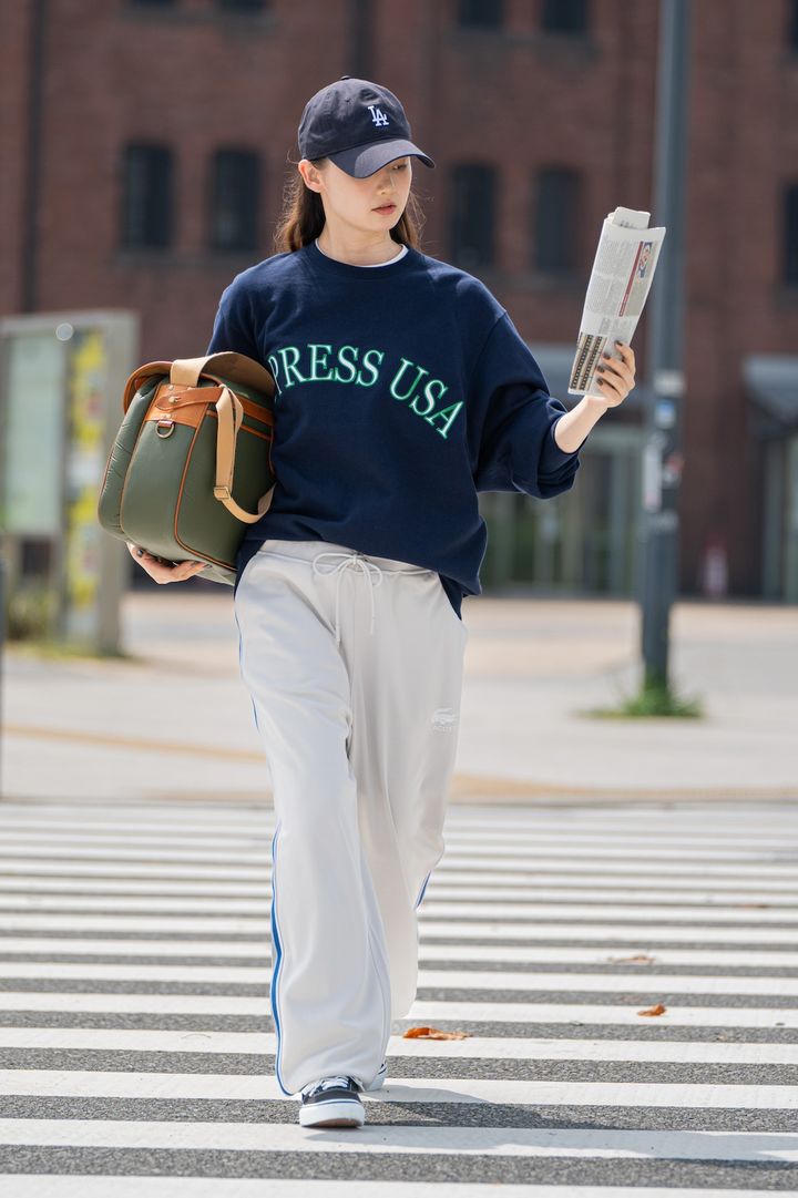 大きめ×大きめを攻略するには？お互いの丈を意識したバランスが大事【FUDGE 9月号連動企画-わたしがトラックパンツを好きなワケ-No.008】