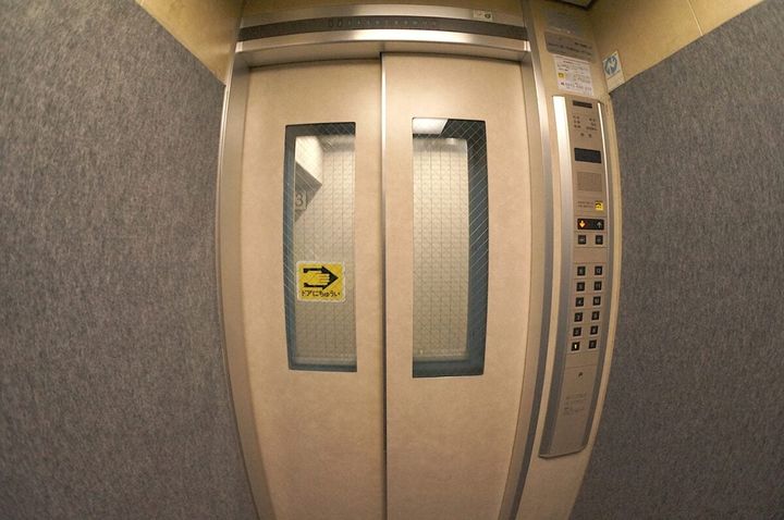 エレベーターに乗っているときに地震が発生し、中に閉じ込められたらどうする？