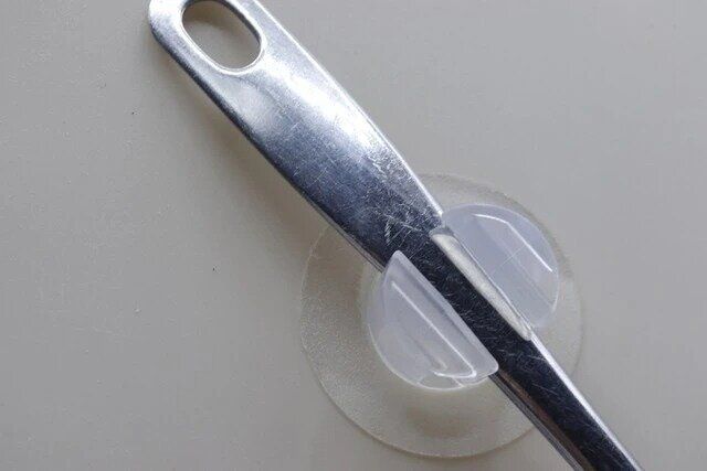 セリア 粘着シートキッチンツール掛けスリムタイプ 使用例