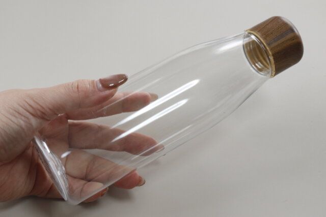 ダイソー ドリンクボトル（木目柄フタ、500mL） デザイン
