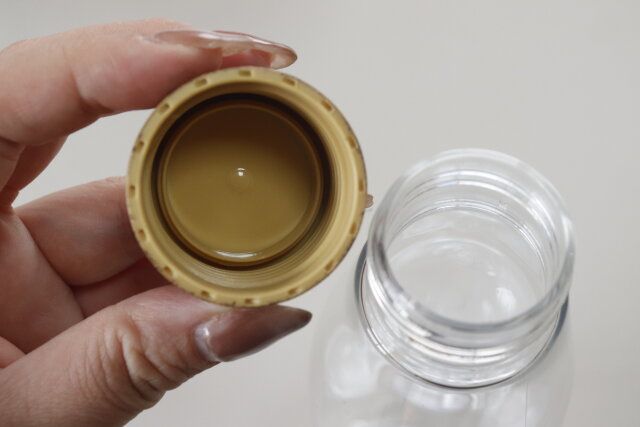 ダイソー ドリンクボトル（木目柄フタ、500mL） フタ裏