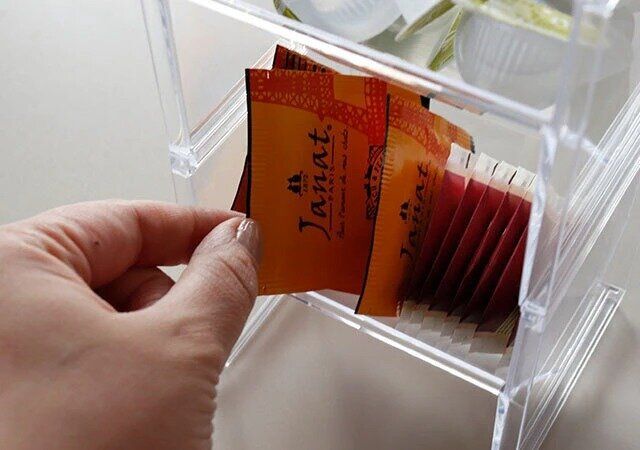 セリアのコスメ収納にも使えるティータイムラック クリアー