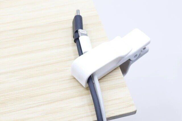 セリアの粘着テープ不要なクリップ式コードフック