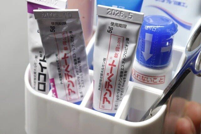 セリアの自立するお薬チューブスタンド