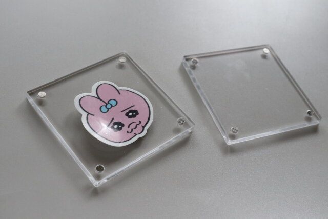 セリアのマグネット式アクリルフレームスタンド H6.5×W6.5cm MA‐1596