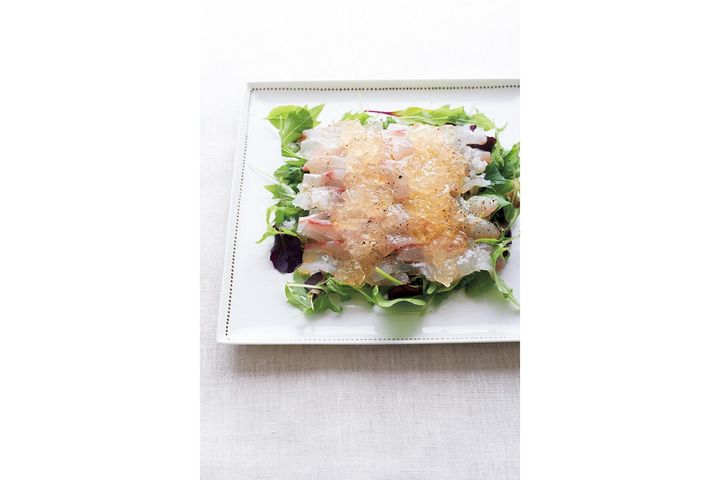 穏やかな酸味と甘味が素材を引き立てる“白身魚のカルパッチョ梅酒ジュレ”