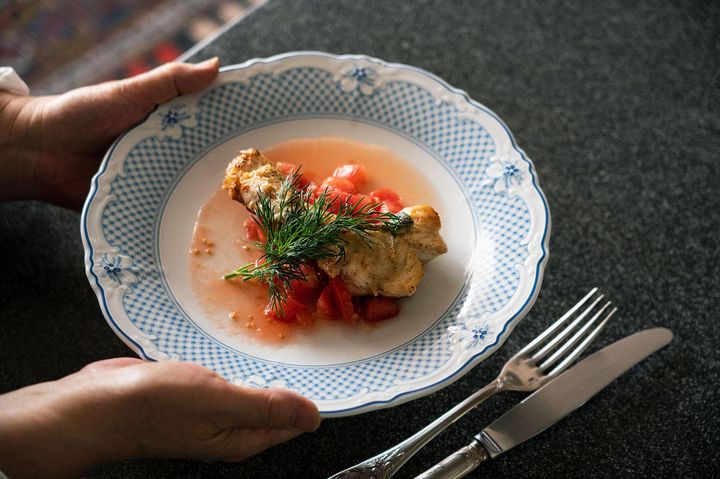 フレッシュなソースが心地よい“スズキのソテー トマトクリュ添え”