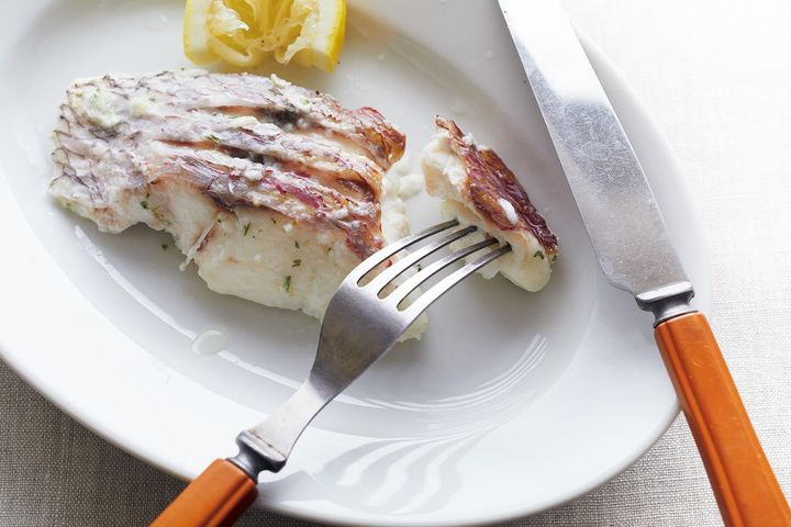 みずみずしい食べ心地の“魚の洋風塩釜焼き”