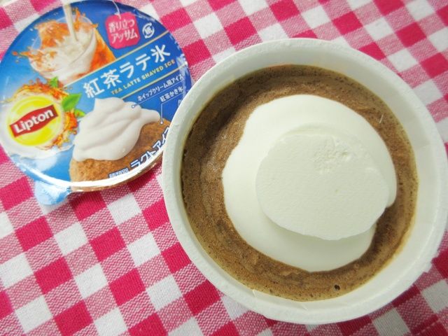 フタをあけた紅茶ラテ氷