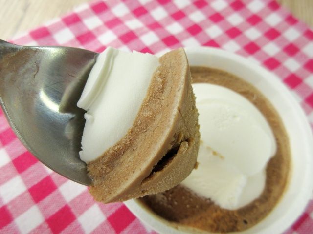 紅茶ラテ氷をスプーンでひとすくい