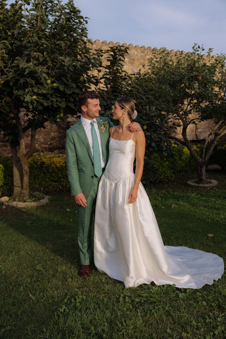 結婚式当日に撮影された夫ジェイクとのツーショット。ドレスは一目惚れしたザ・オウン・スタジオのガウン。