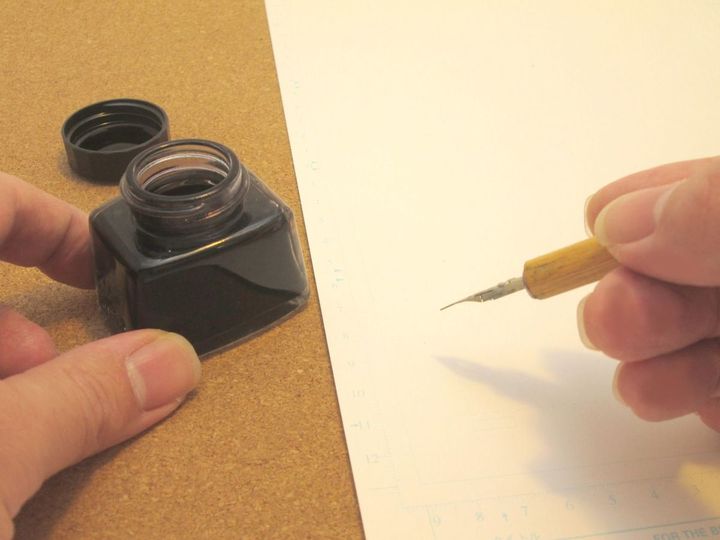 インクを使って漫画を描く人