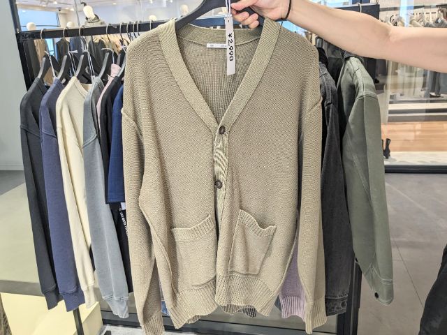 ベージュのカーディガン