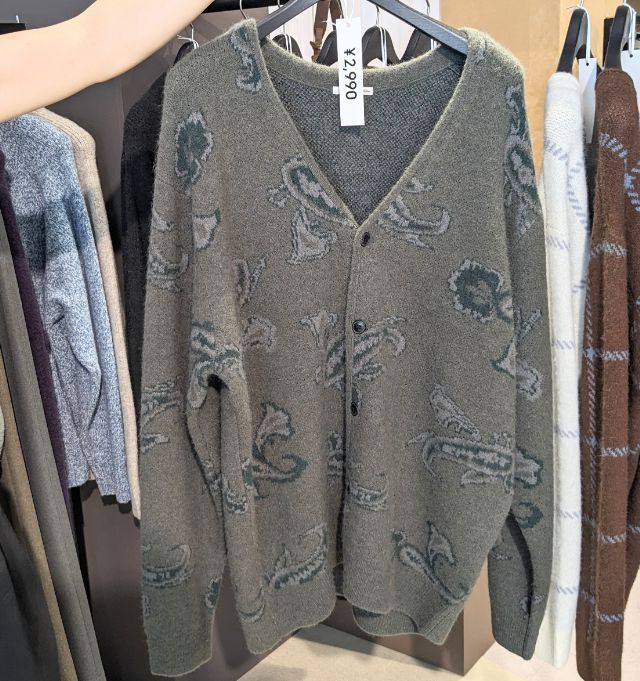 ブラックのカーディガン