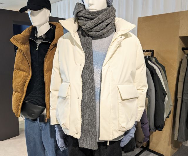 ホワイトのジャケットとグレーとブルーのセーターを着用したマネキン