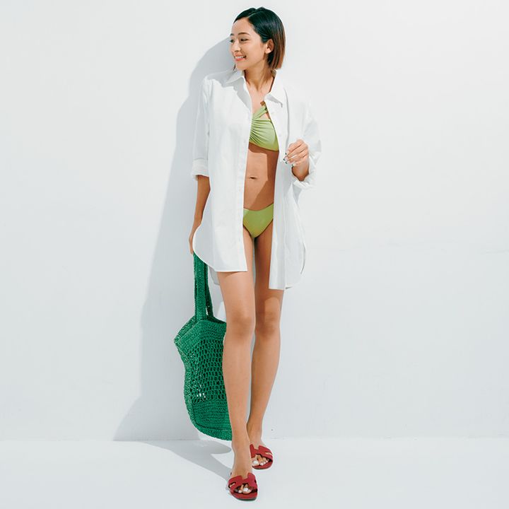 日焼け対策もバッチリな水着コーデを披露する木佐貫まやさん