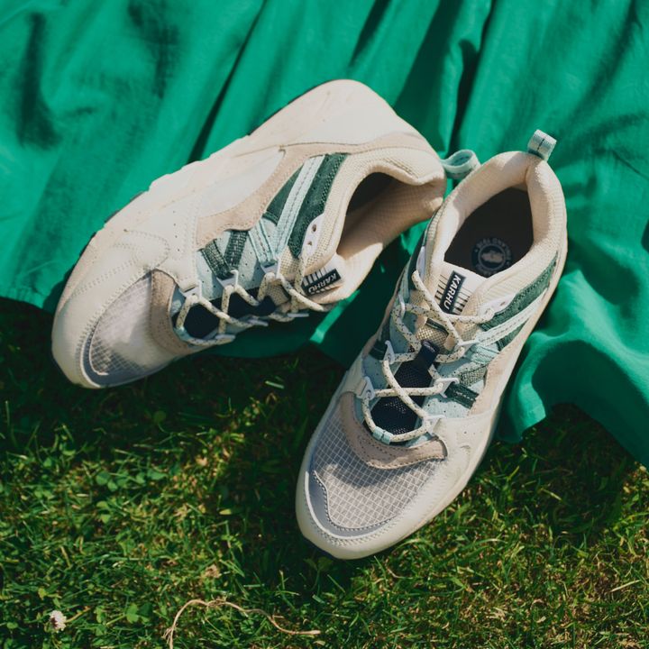 秋の始まりに着たいワントーンのワンピースは、白のスニーカーでハンサムに軽やかにハズすとこなれた雰囲気に【マイスタンダードブック】