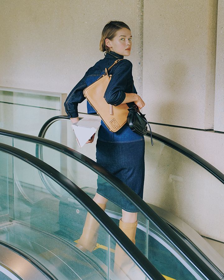 《フェンディ》の「シンプリー フェンディ」はショルダーとしても優秀【本日のFUDGE GIRL-8月21日】