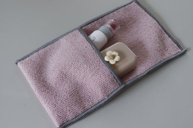 セリアのコスメが収納できるHK タオルポーチ