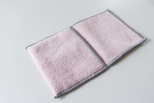 セリアのポケットが付いたHK タオルポーチ