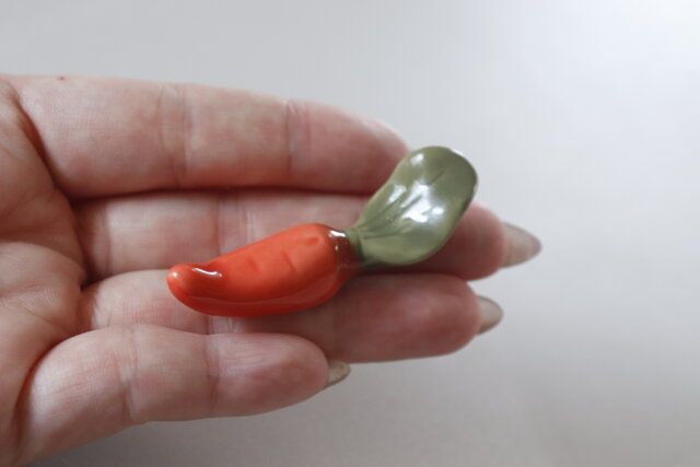 ダイソー 磁器箸置き（ニンジン、オレンジ）