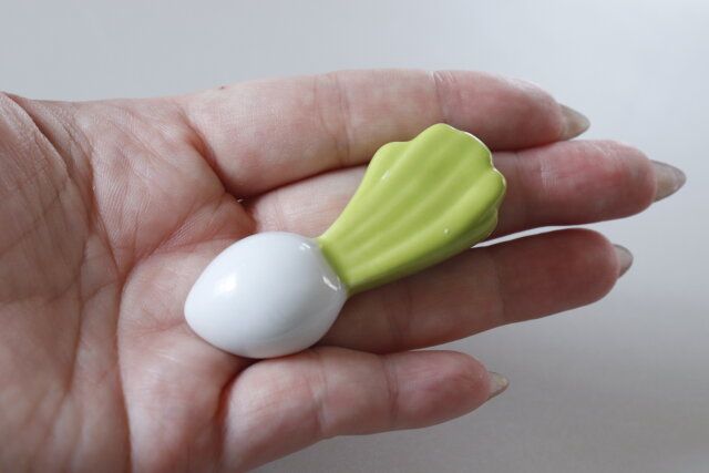 ダイソー 磁器箸置き（カブ、ホワイト）