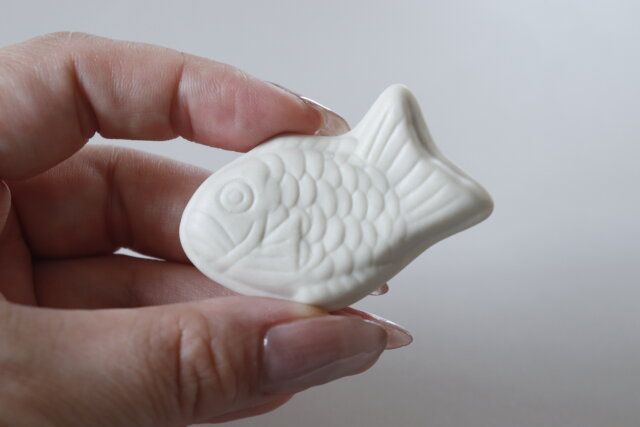 ダイソー 磁器箸置き（たい焼き、ホワイト）