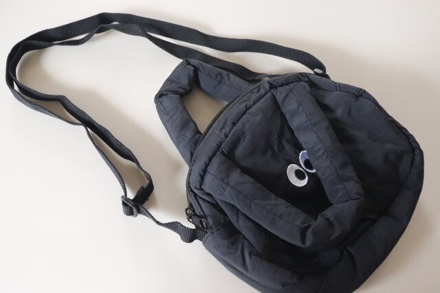 ダイソー ギョロ目ミニラウンドショルダーバッグ デザイン