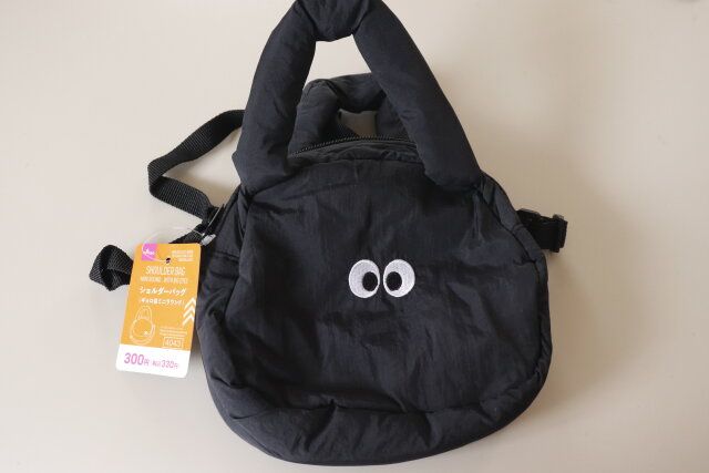 ダイソー ギョロ目ミニラウンドショルダーバッグ