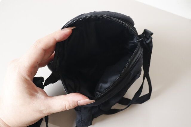 ダイソー ギョロ目ミニラウンドショルダーバッグ サイズ感