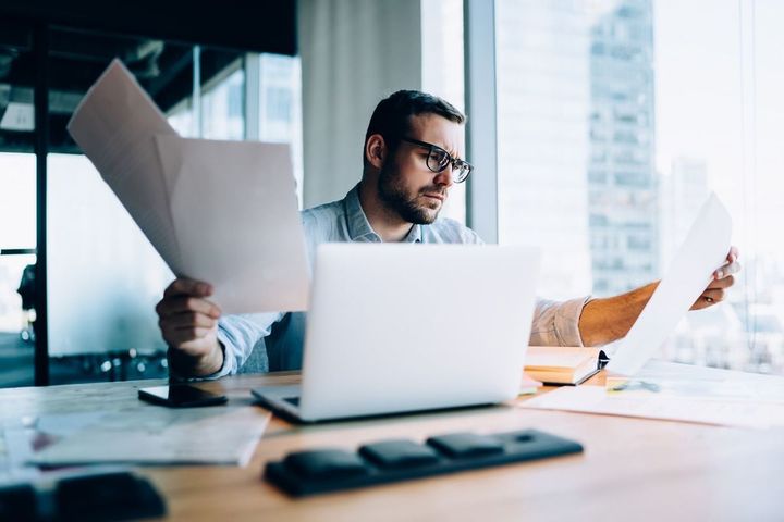 オフィスで問題を解決する忙しい男