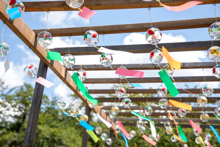 風にそよぐ6000個の風鈴が青空に映える「関ヶ原願掛け風鈴まつり2024」
