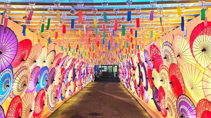 風にそよぐ6000個の風鈴が青空に映える「関ヶ原願掛け風鈴まつり2024」