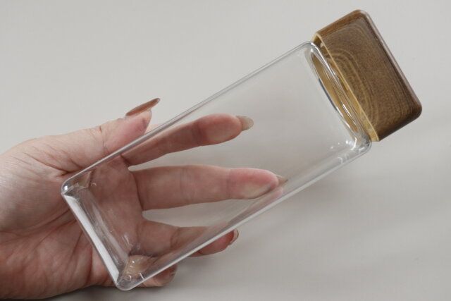 ダイソー ドリンクボトル（スクエア、蓋木目調、540mL） サイズ感