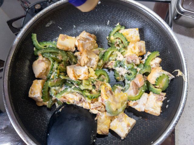 醤油を鍋肌から回し入れ、さっと絡めて火を止めます。