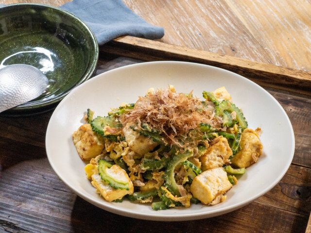 お皿に盛り付け、鰹節をたっぷりかけたら完成です。