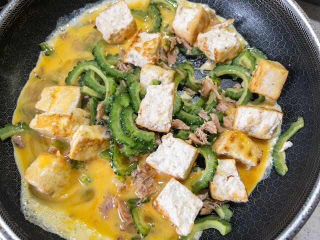 溶き卵を回し入れる。