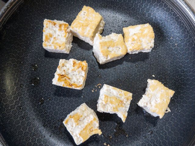 島豆腐を全体に焼き色が付くまで焼く。