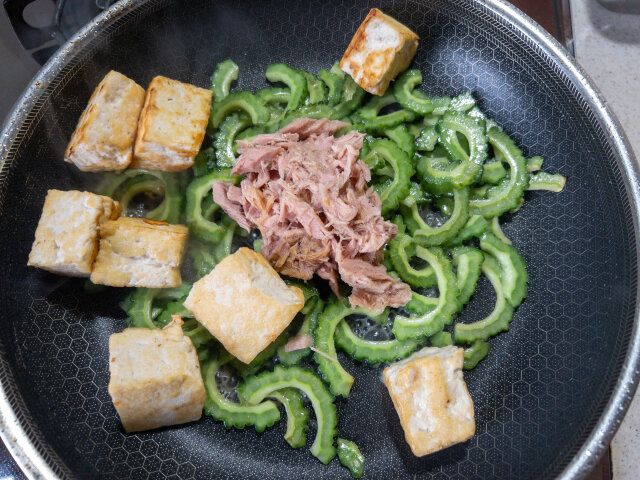 ゴーヤと島豆腐とツナ缶を炒める。