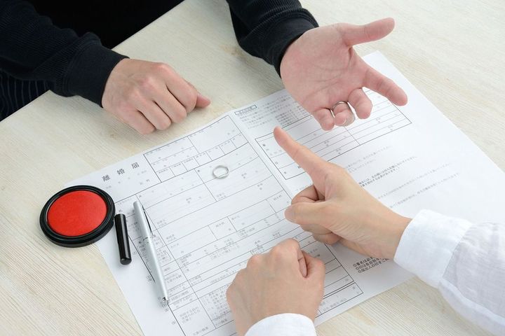 離婚届を前に喧嘩をする夫婦