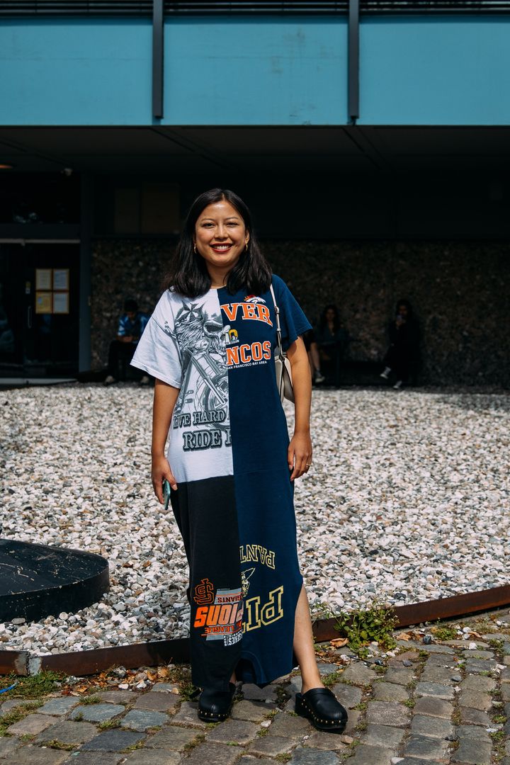 2022年8月。エンシェント グリーク サンダルズのクロッグを履いた筆者のエミリー。