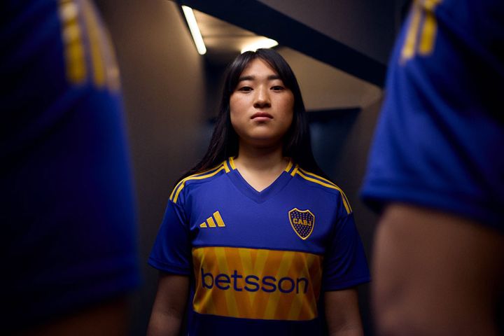 日本人選手も着用！ボカ・ジュニオルスが2024-25新ユニフォームを発表 「鉄道」を胸に描く