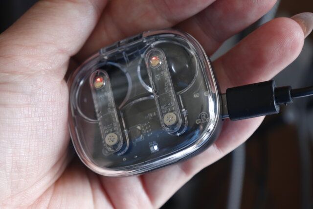 ダイソーの完全ワイヤレスイヤホンを充電