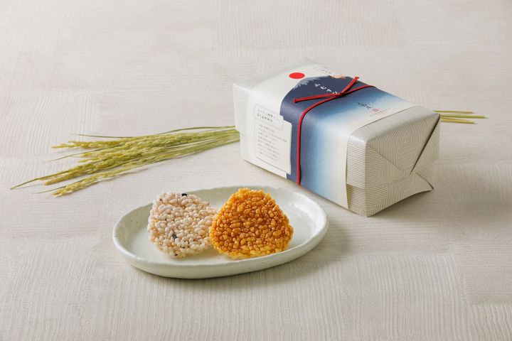 五穀せんべい「山むすび」2種10枚入り（黒たまり・七福米塩）¥1,242。米油で揚げられたせんべいながら、油っこさはなく軽い食感。