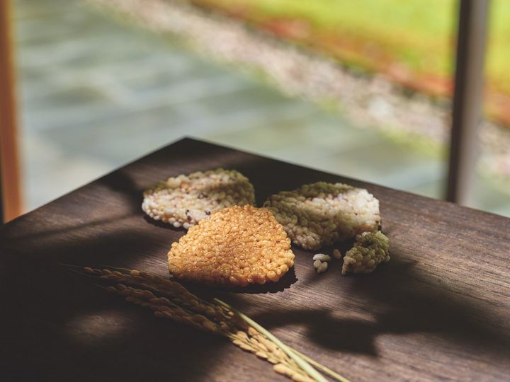 古来から山に神様がいると信じてきた日本人が、山々への憧れから山の形にしたとされるおむすび。そのおむすびのかたちから「山むすび」が生まれたそう。