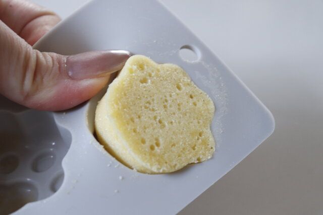 ダイソー シリコーンケーキ型（あしあと） カット