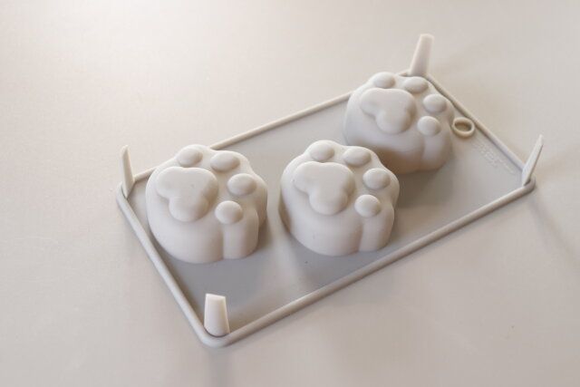 ダイソー シリコーンケーキ型（あしあと） デザイン