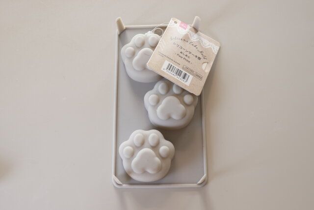 ダイソー シリコーンケーキ型（あしあと）