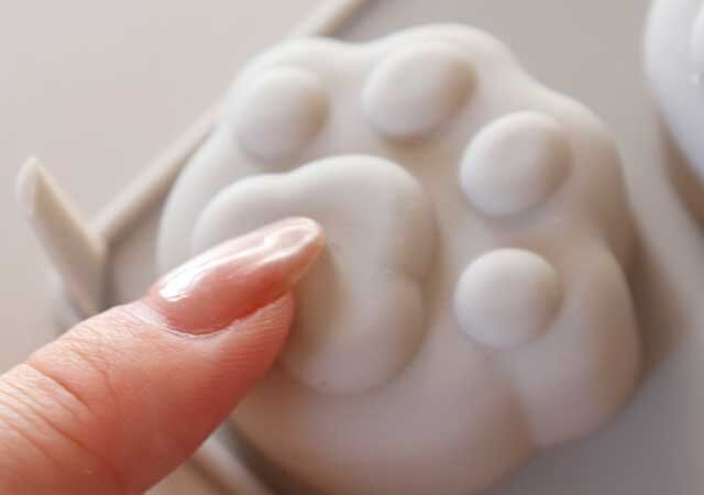 ダイソー シリコーンケーキ型（あしあと） 素材