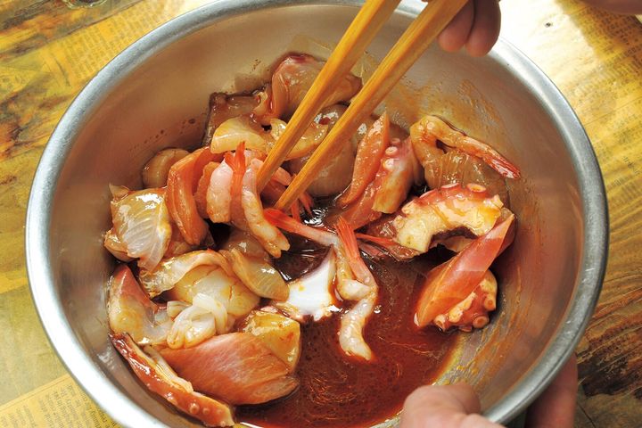 刺身をたれに着ける